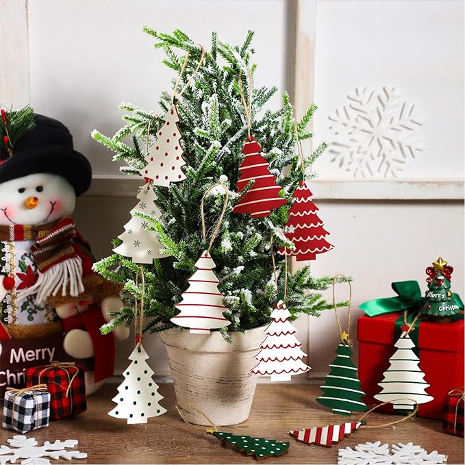 Qunclay 36 Pcs Christmas Tree Decorations Christmas Wooden Hanging Ornaments Rustic Farmhouse Xmas Hanging Sign Red Green White Xmas Tree Wood Slices for Home Crafts Gift Tags